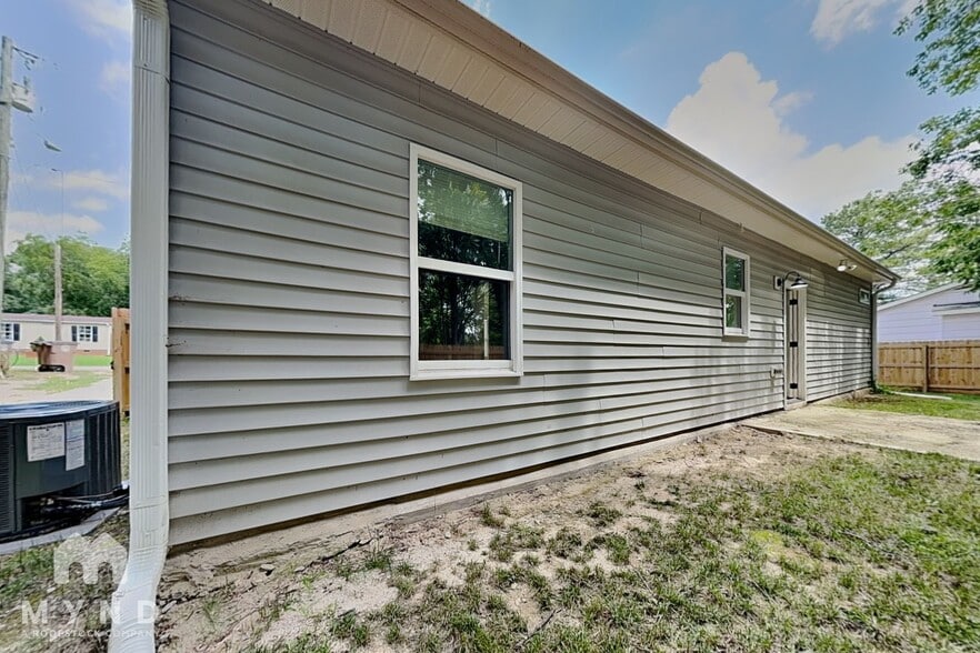 Building Photo - 420 E Cedar Ave
