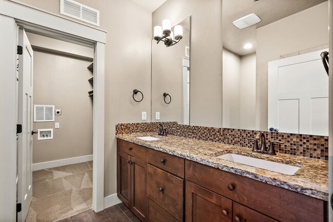 Building Photo - 923 S Lone Willow Ave