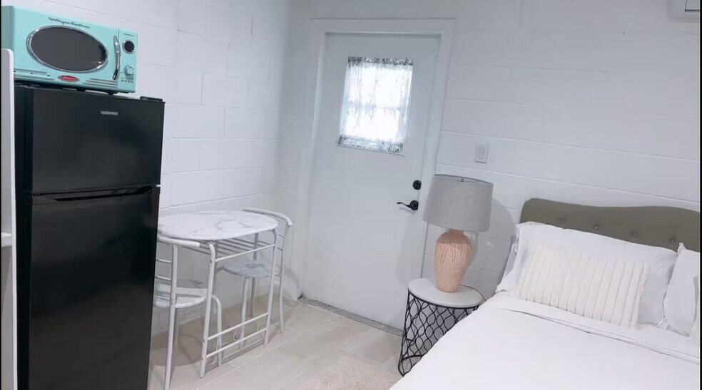 Building Photo - 3122 Eleuthera Ln