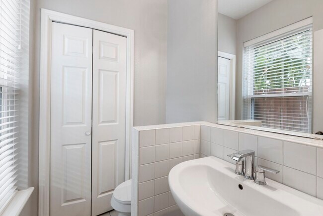 Building Photo - 6827 Hollow Hearth Dr