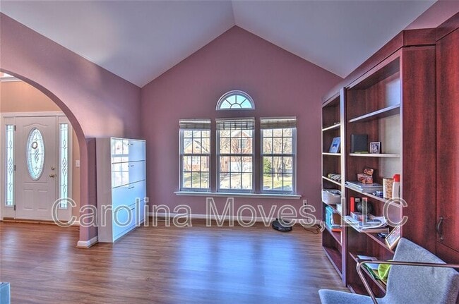 Building Photo - 512 S Orchard Farms Ave