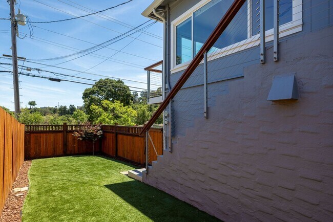 Building Photo - Beautiful Duplex In Highly Desirable San Rafael!