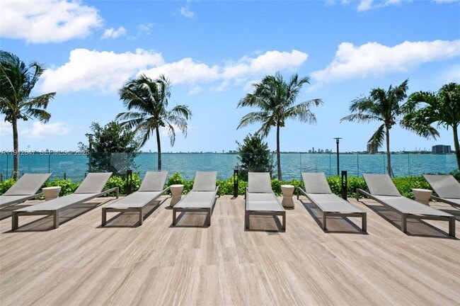 Building Photo - 700 NE 24th St