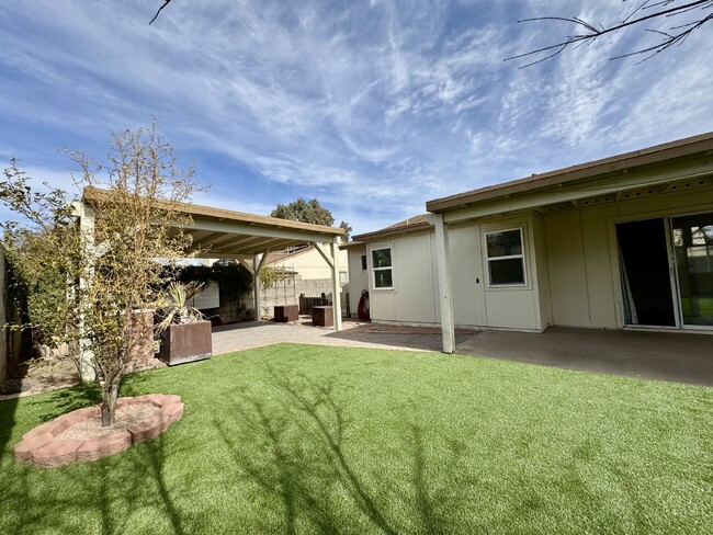 Building Photo - Midvale beauty 3 bed 2 bath