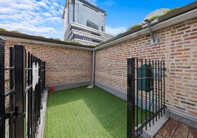 Building Photo - 8 W Monroe St