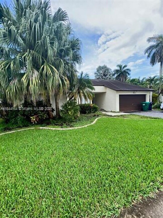 Building Photo - 10511 SW 145th Ct