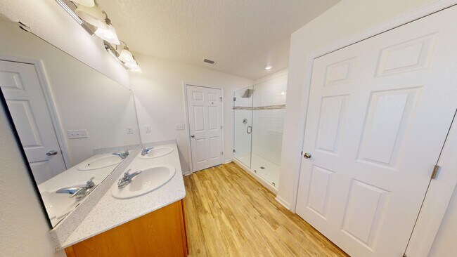 Building Photo - LOCATION! LOCATION! LOCATION!