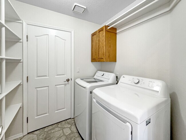 Building Photo - Spacious 3-Bedroom Home with 3-Car Garage, Fenced Yard & Easy Commute to Downtown Boise & BSU