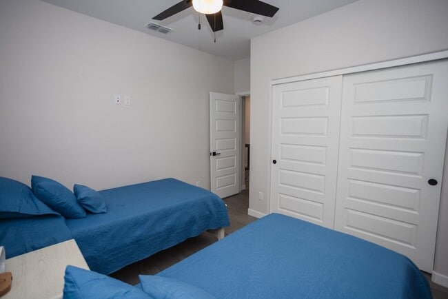 Building Photo - VR - 881 Pueblo Dr