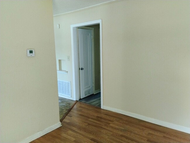 Building Photo - 3 bed 2 Bath Home Super Large Back Yard