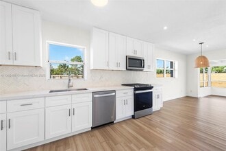 Building Photo - 9411 Jamaica Dr