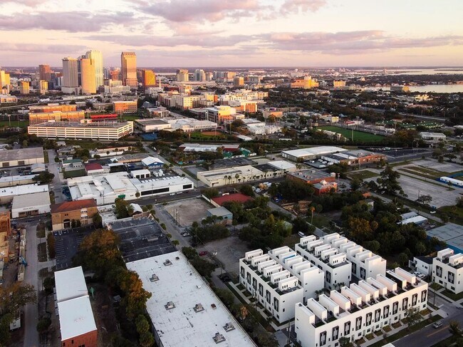 Building Photo - 1332 W Gray St