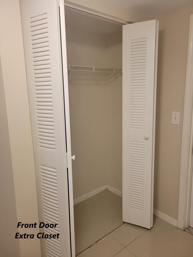 Building Photo - 1400 Crestwood Ct S