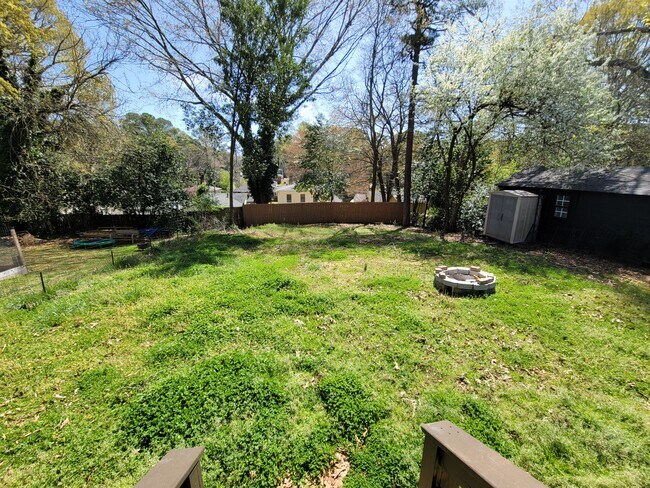 Spacious Fenced Backyard w/Firepit - 3237 Gifford St