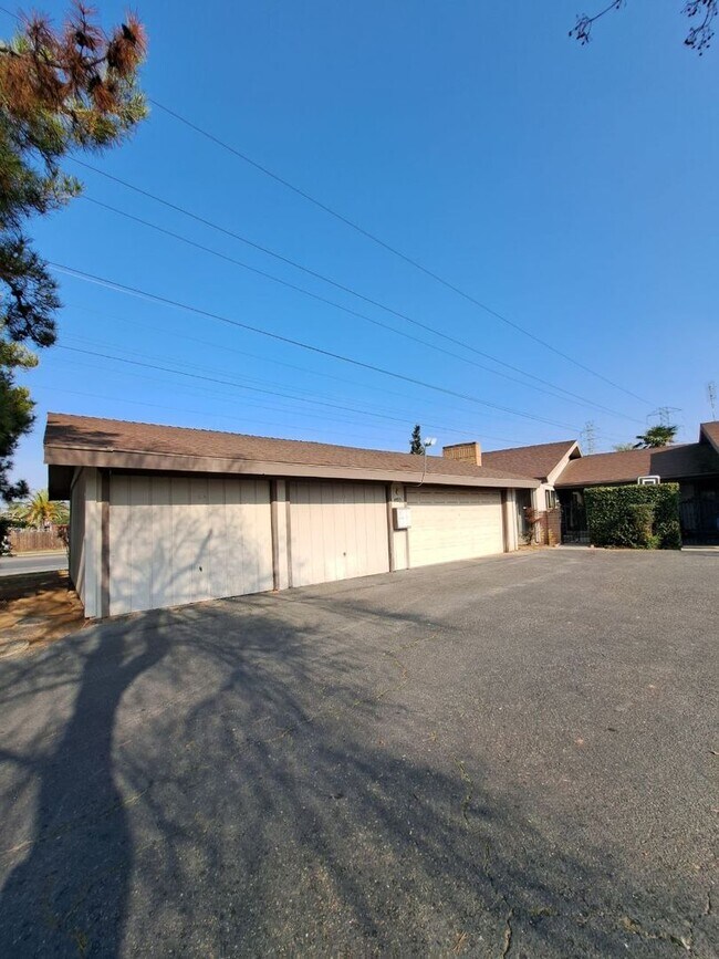 Building Photo - 4593 N Emerson Ave