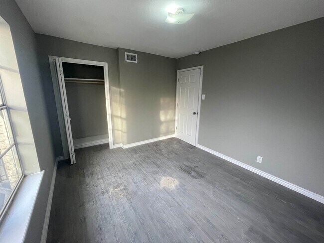 Building Photo - 705 Bustamante St
