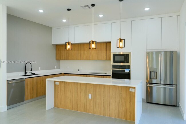 Building Photo - 5 SW 26th Pl