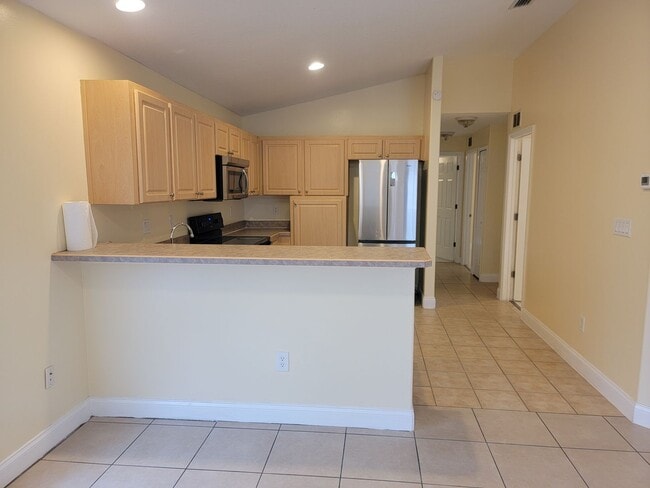 Building Photo - AVAILABLE IMMEDIATELY! Port Orange 3/2 Spr...