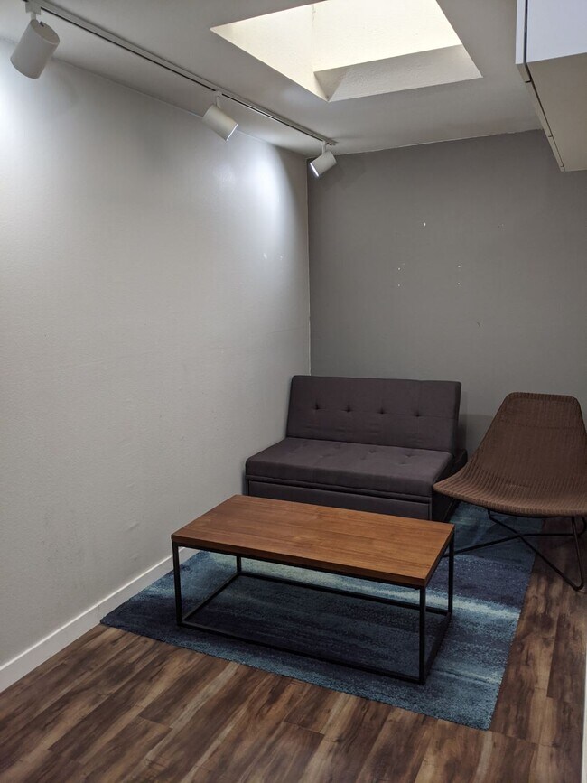 3rd Floor Auxiliary Room - 9808 Regent St