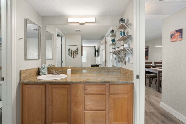 Building Photo - 740 W Elm St