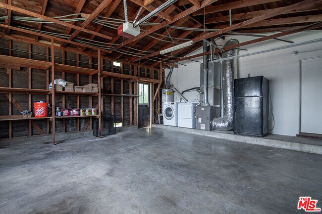 Building Photo - 6627 Lennox Ave