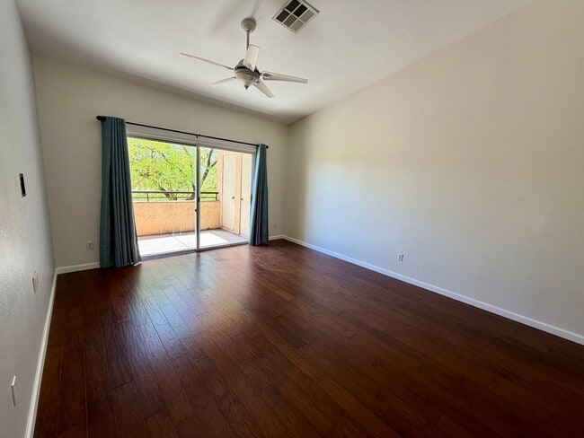Building Photo - Close to shopping and easy access to Freeway!!!