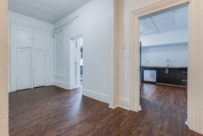 Building Photo - 28 Sharon St