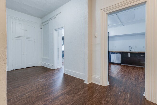 Building Photo - AVAILABLE July 2026 - Huge 5 Bedroom, 2 Bath Home in South Side Slopes w/ Garage Attached!