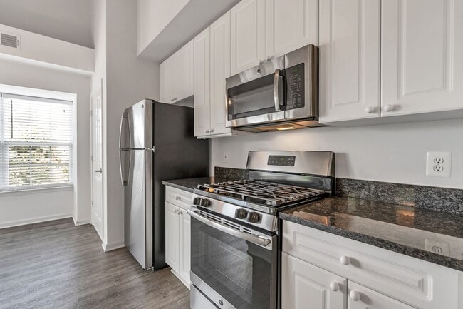 Building Photo - Luxurious 2 Level 2 Bedroom + Den 3 Bathro...