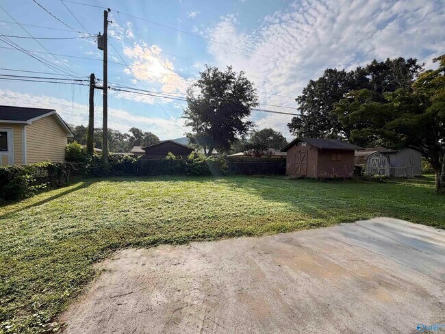Building Photo - 2110 Fernbrook Dr NE