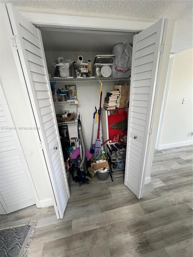 Building Photo - 151 Lakeview Dr