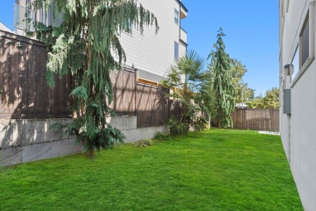 Building Photo - Air Conditioned Judkins Parkside Townhome ...