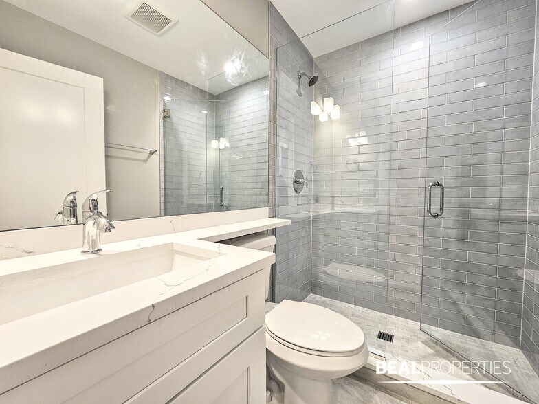 Building Photo - 3935 N Janssen Ave