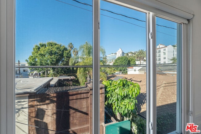 Building Photo - 1275 N Harper Ave