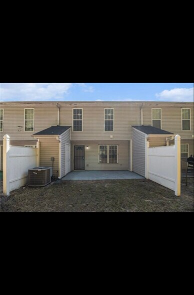 Building Photo - 2418 Piering Dr