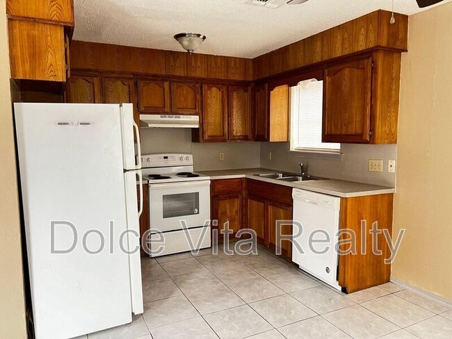 Building Photo - 4105 N 24th Ln