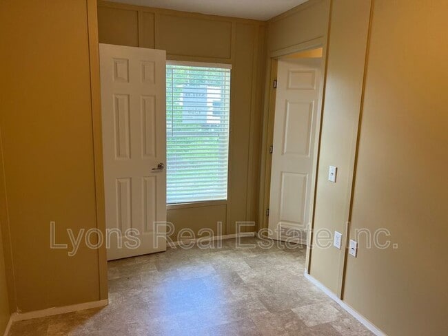 Building Photo - 8086 Heck Dr