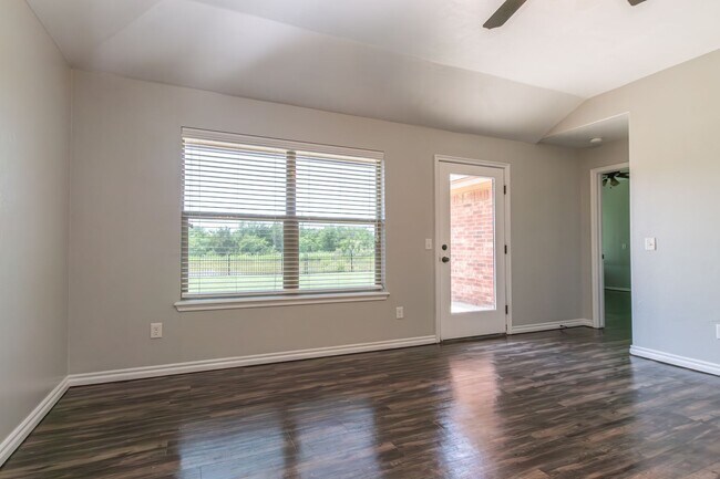 Building Photo - Lakeside Retreat - Newly Remodeled 3-Bedro...