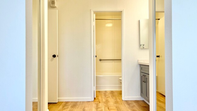 Building Photo - BEAUTIFULLY RENOVATED 1 BEDROOM UNIT IN DO...