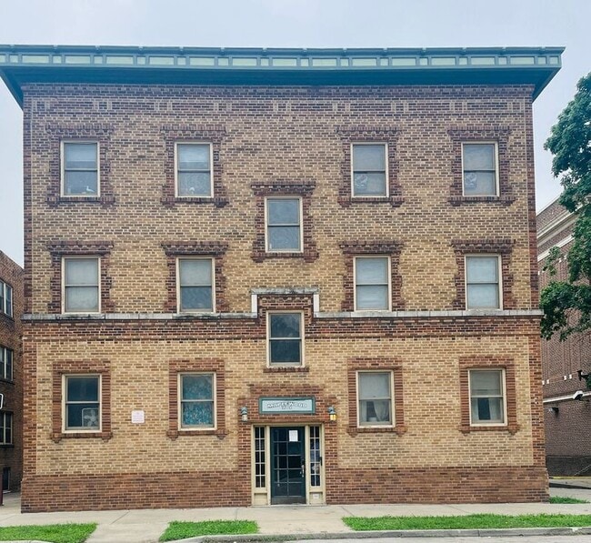 Building Photo - 701 W Maple Ave