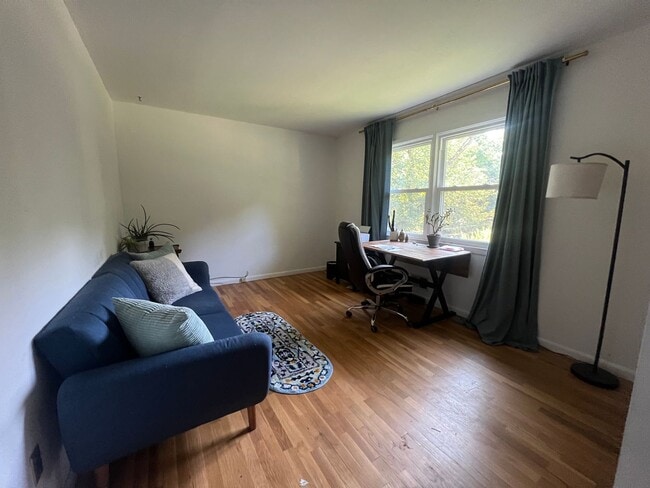 Building Photo - Spacious Well Maintained 3 Bedroom 2.5-Bat...