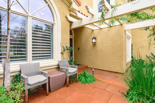 Building Photo - Elegant 5BR Furnished Estate with Pool & G...