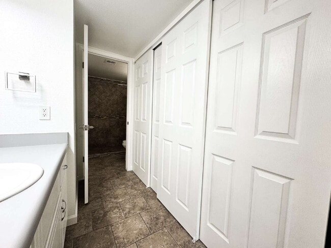 Building Photo - "Newly Updated 3-Bedroom Duplex with 2 Ful...