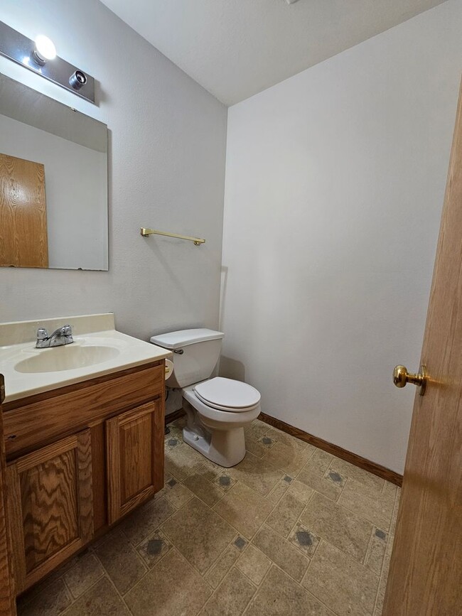 Building Photo - 2 Bedroom 1.5 bath condo with attached gar...