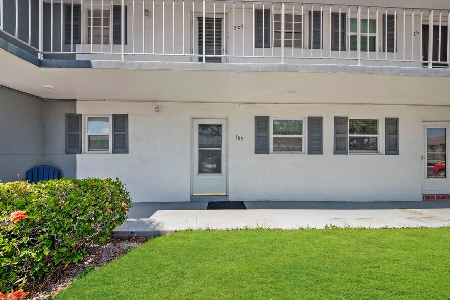 Building Photo - 1111 Lake Ter