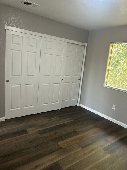 Building Photo - 1659 Blackoak Dr