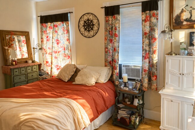 Building Photo - 108 Myrtle St