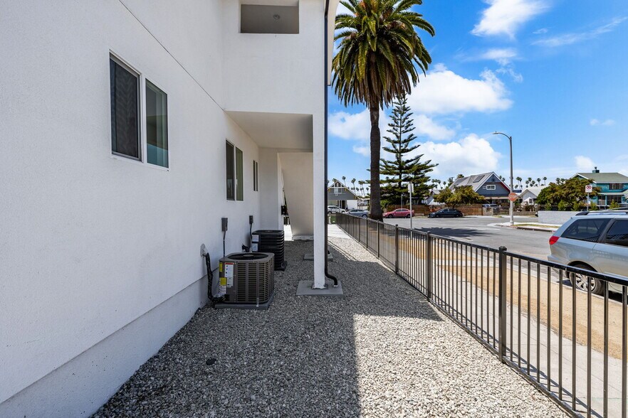 Building Photo - 4700 S Gramercy Pl