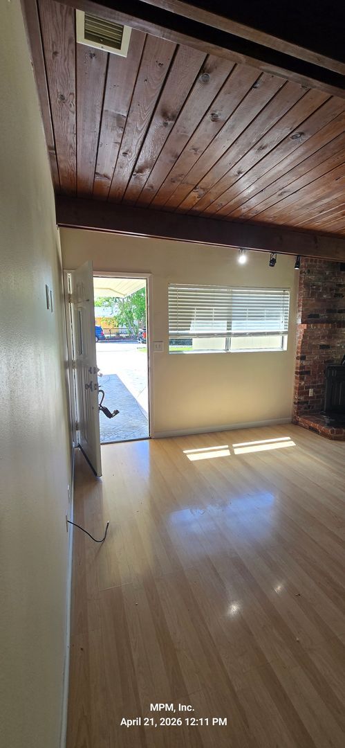 Building Photo - 3 bedroom 2 bath home near schools and shopping