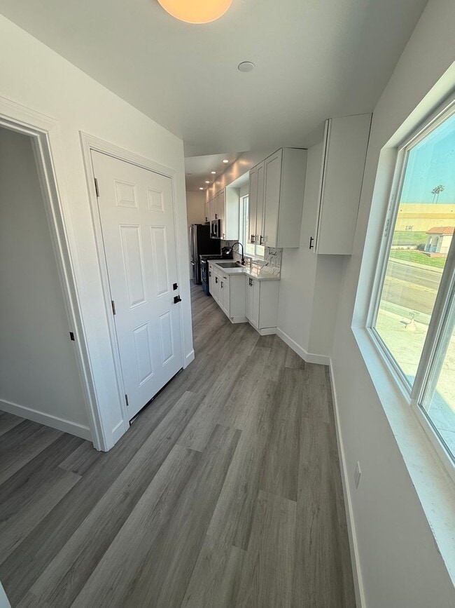 Building Photo - College Ave Triplex